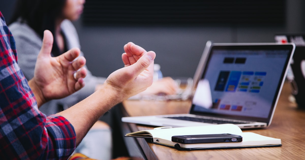 Kommo vs Folk CRM: что выбрать для B2B-продаж в 2026 году